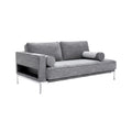 Moderne grijze bank met metalen frame en kussens.