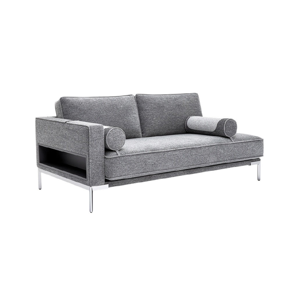 Moderne grijze bank met metalen frame en kussens.
