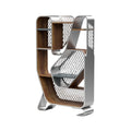 Moderne boekenplank met metalen en houten elementen