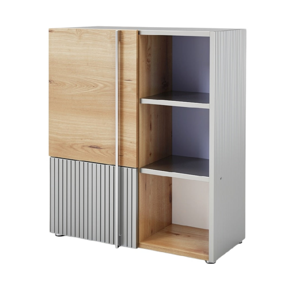 "Moderne Koelkast met Houten Deuren en Strakke Aluminium Afwerking"