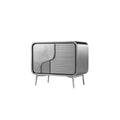 Moderne minimalistische kast met metalen afwerking en gestructureerde deurpanelen.
