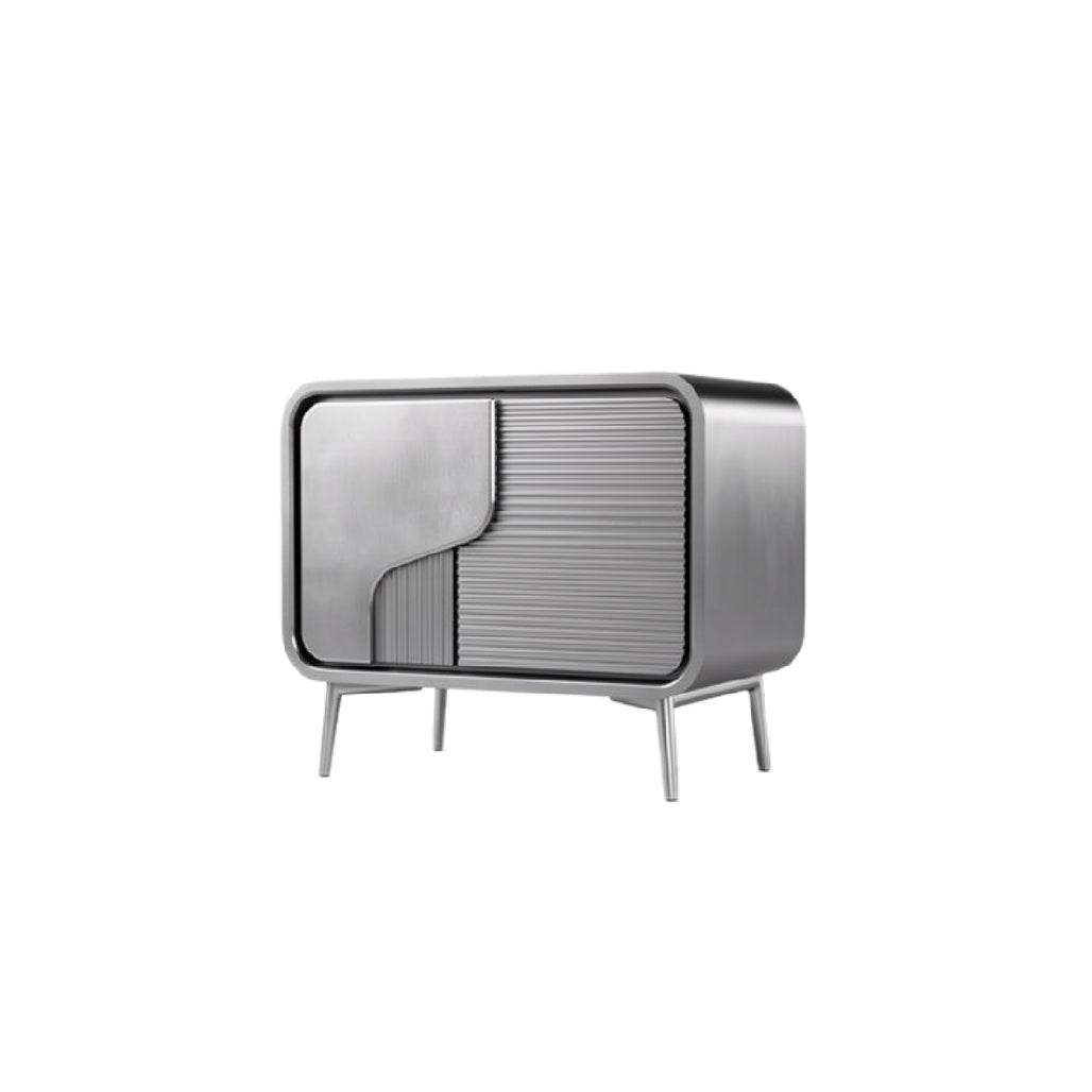 Moderne minimalistische kast met metalen afwerking en gestructureerde deurpanelen.
